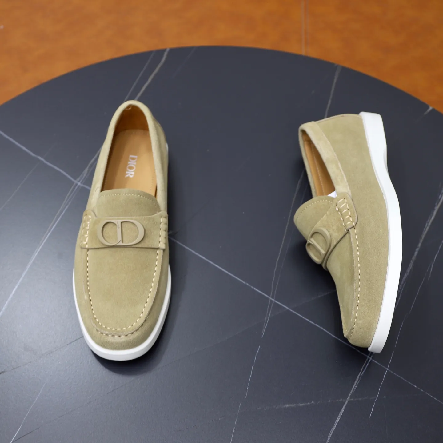 Ex-factory price: 540🙅‍♂️🙅‍♂️🙅‍♂️ Brand: Dior DIOR Standard code: Men's code 38/44 (45 can be customized) Grade: Same as the official website Material: Original cowhide stitching, cowhide lining, original TPU wear-resistant soft outsole Style categories: Leisure and sports version, footwear for driving, young fashion, European and American trends, British style Color: actual picture color
